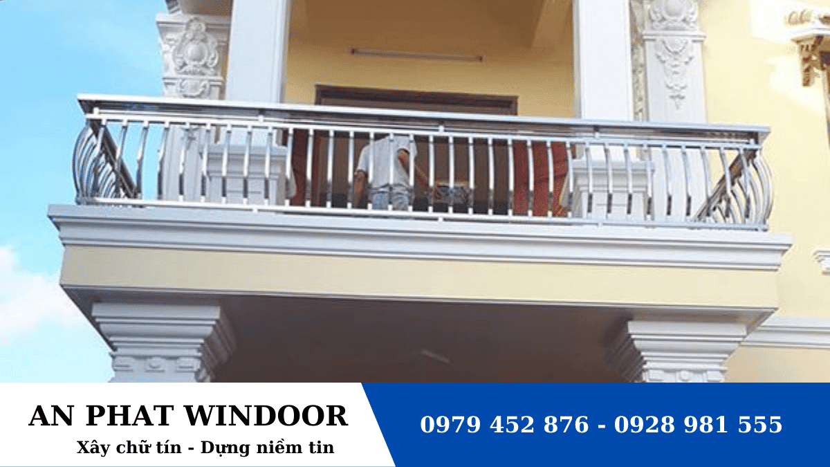 Mẫu lan can ban c&ocirc;ng inox sang trọng