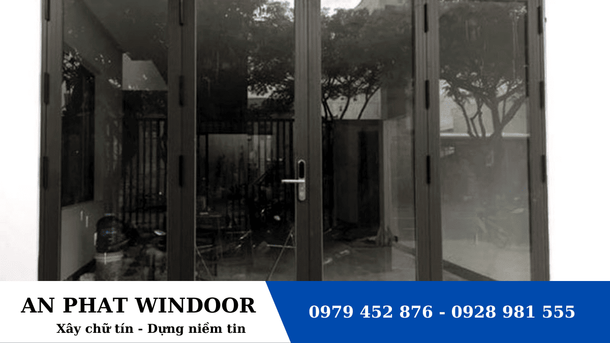 Cửa nh&ocirc;m Xingfa m&agrave;u c&agrave; ph&ecirc; kết hợp k&iacute;nh