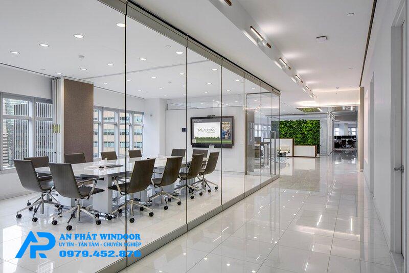 vách kính cường lực 4