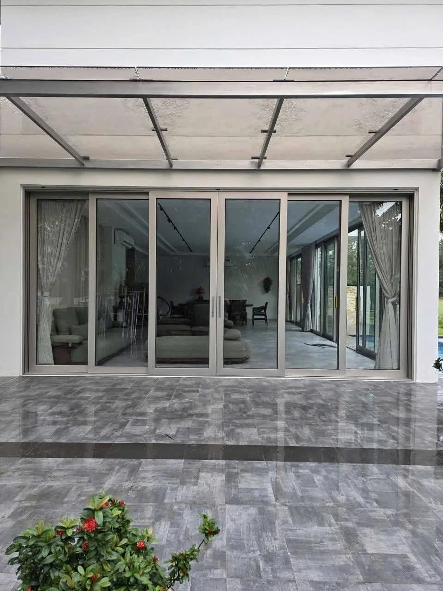 Báo Giá Cửa Lùa Nhôm Kính (Cửa Trượt) Cao Cấp - Tận Xưởng 4 Cửa lùa nhôm kính 4 cánh hệ cao cấp dẫn ra sân vườn