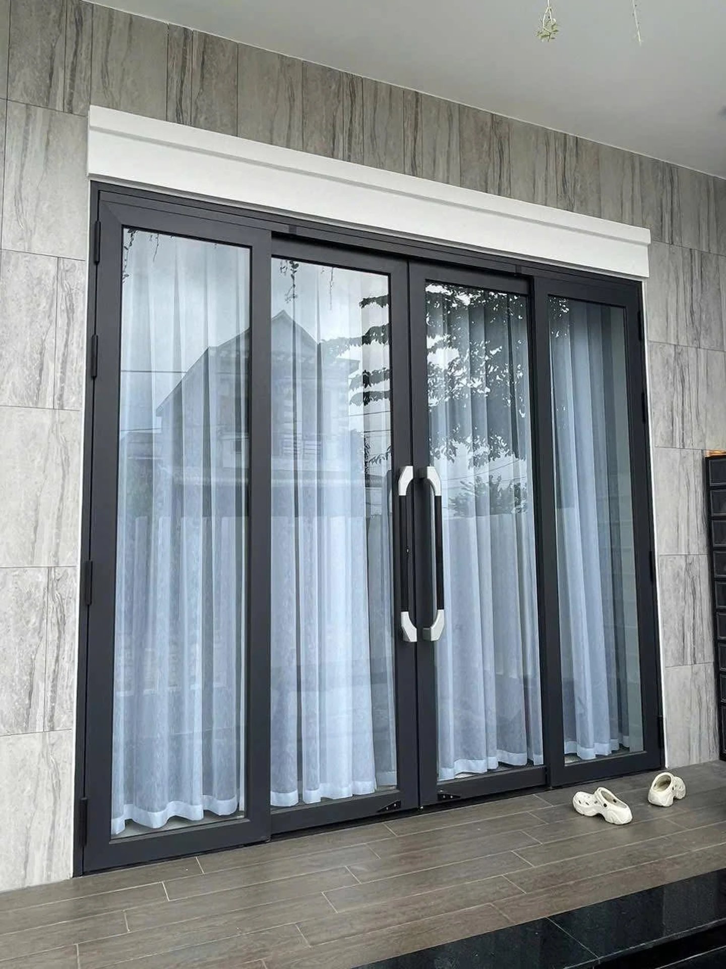 Báo Giá Cửa Lùa Nhôm Kính (Cửa Trượt) Cao Cấp - Tận Xưởng 3 Cửa nhôm trượt quay 4 cánh mở thoáng lối đi nhà phố