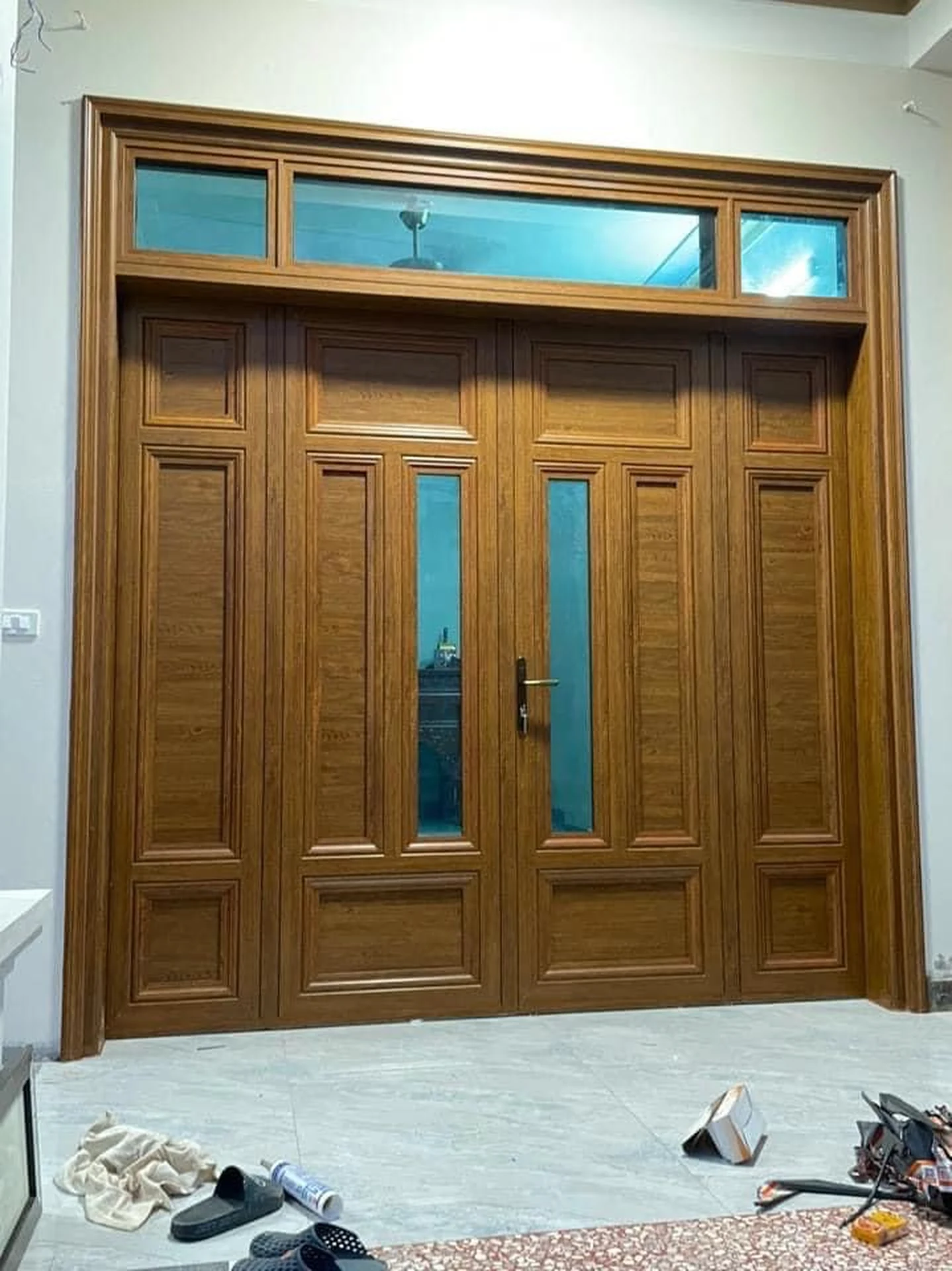 Mẫu cửa đi 4 cánh nhôm vân gỗ nguyên tấm dập huỳnh phào sang trọng cho biệt thự
