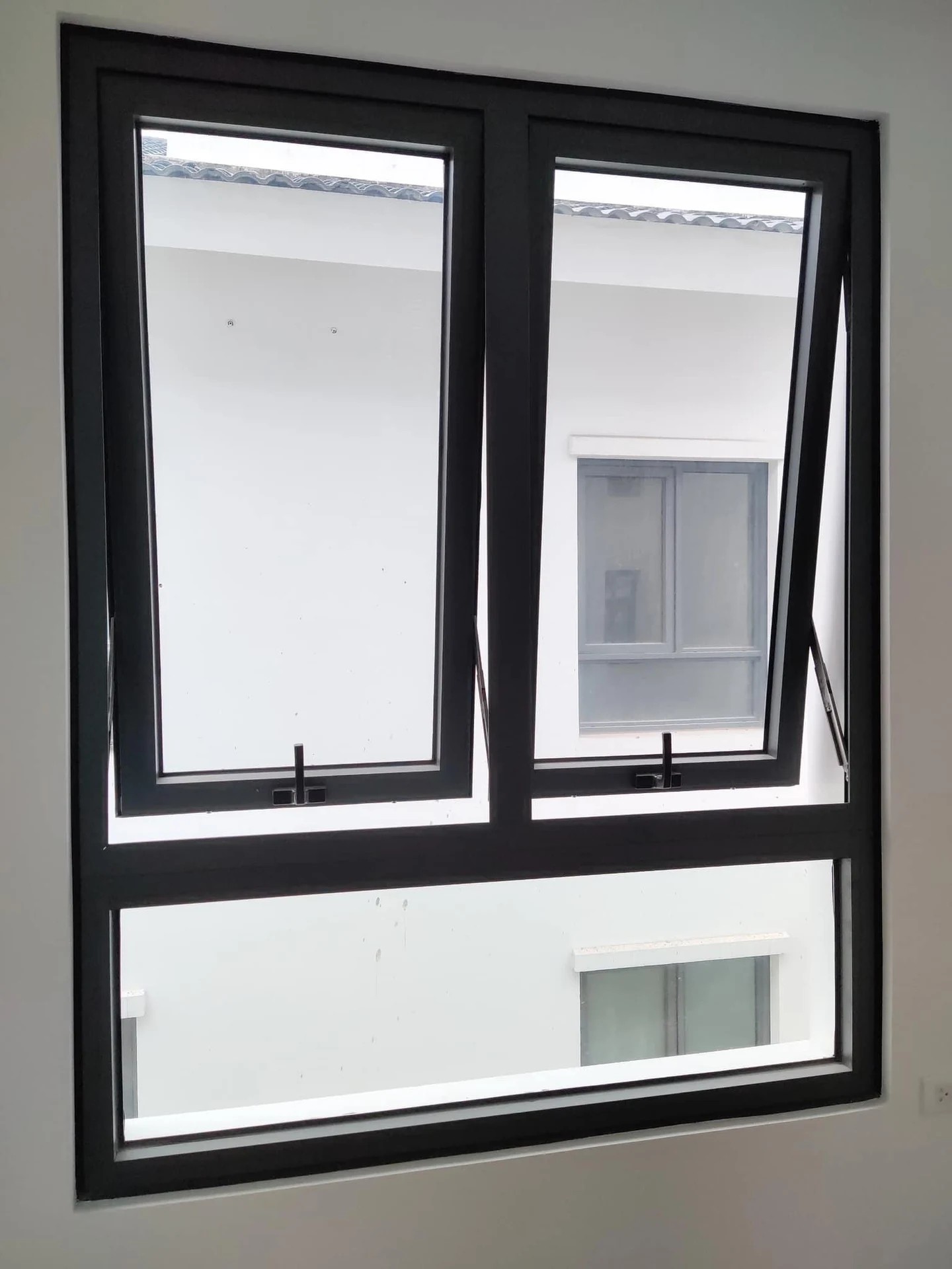 Báo Giá Thi Công Cửa Sổ Nhôm Kính Chống Ồn, Chống Tạt Nước - Rẻ Hơn 20% Tại Xưởng 2 Cửa sổ mở hất 2 cánh nhôm kính trang bị bản lề chữ A chống bão