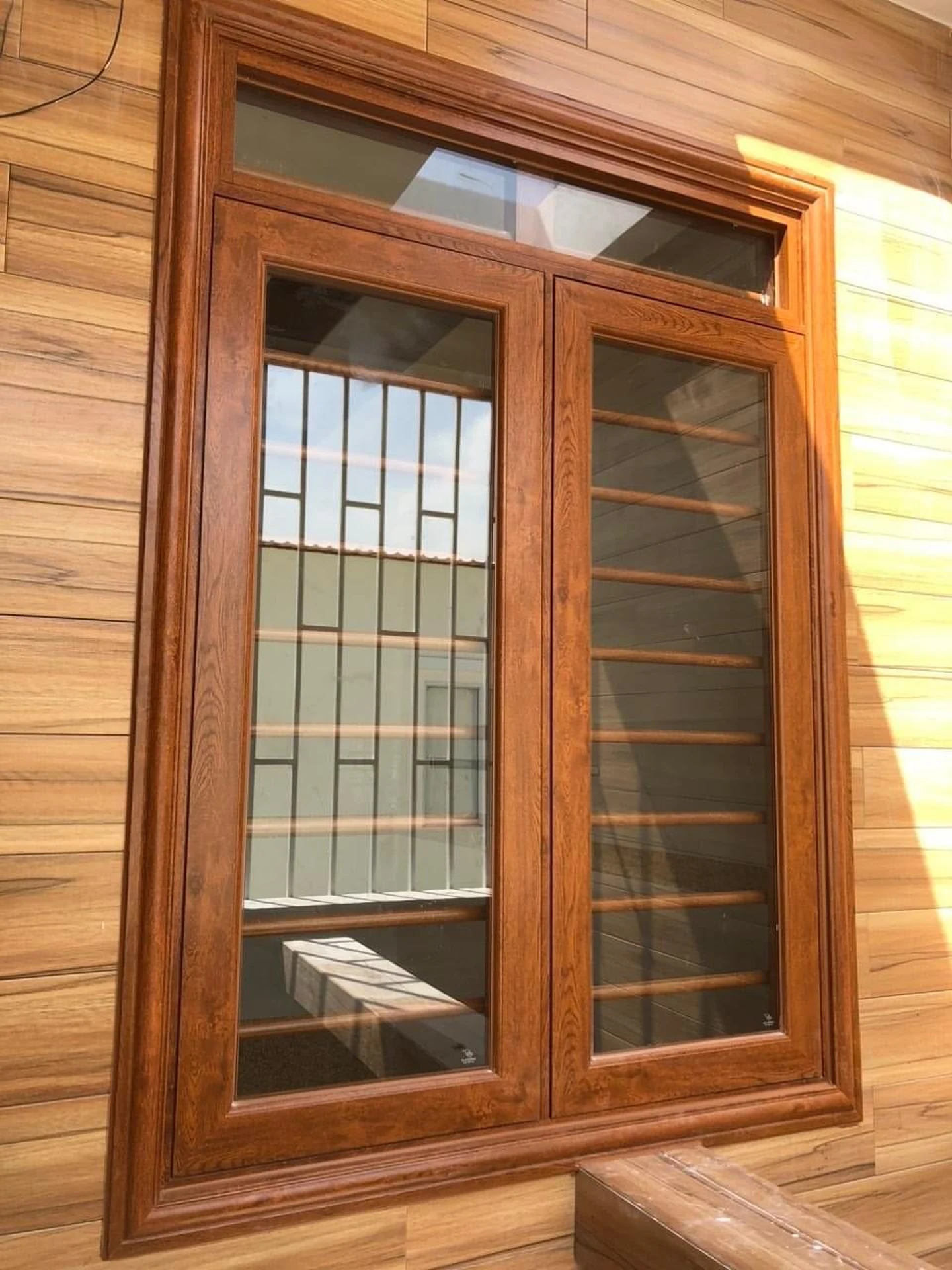Cửa sổ nhôm kính vân gỗ tích hợp hệ chấn song an toàn chống trộm