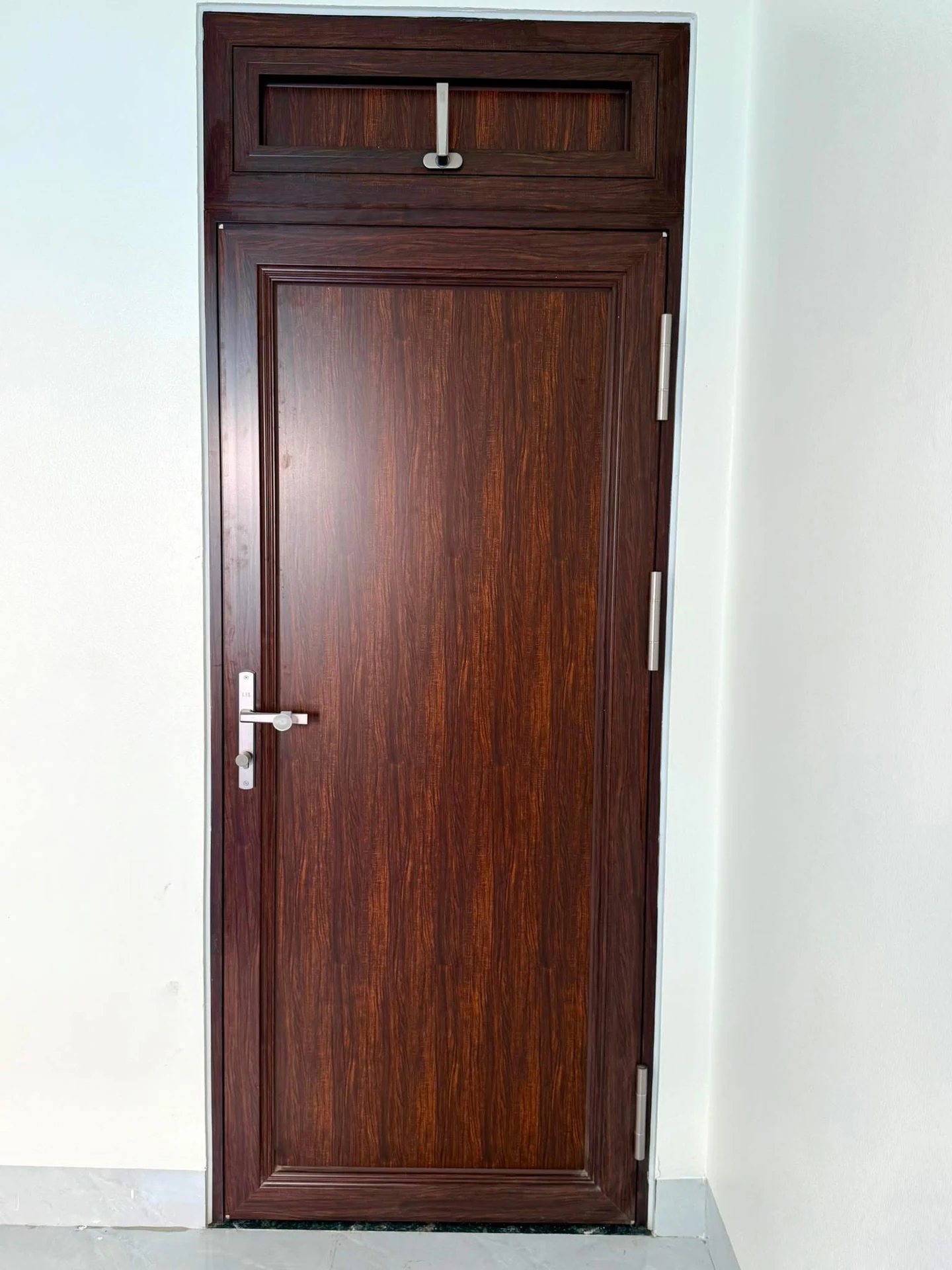 Cửa thông phòng nhôm tấm liền khối vân gỗ chống nước 100% không lo mối mọt
