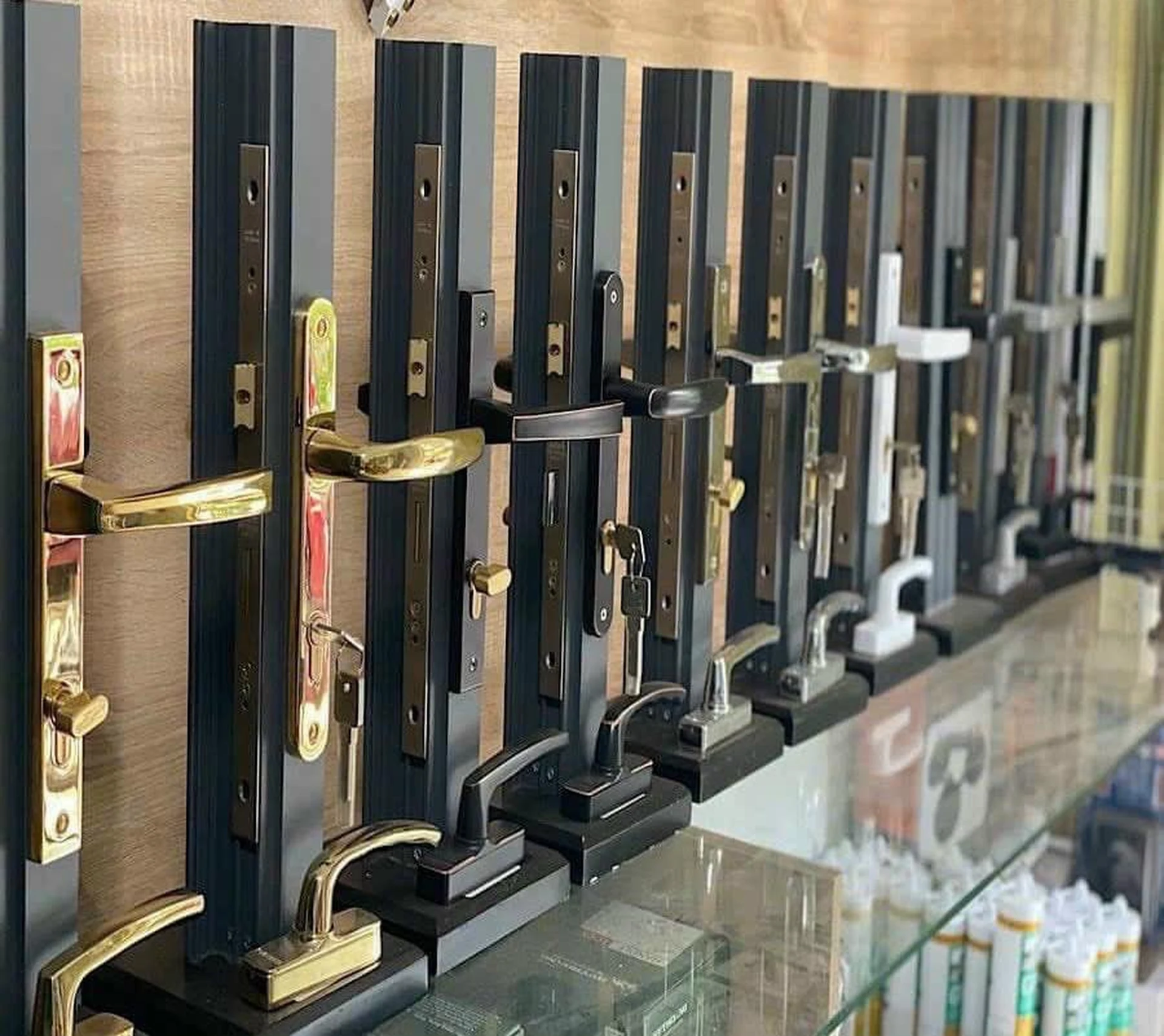 Phân biệt phụ kiện nhôm kính kém chất lượng tại showroom An Phát Windoor