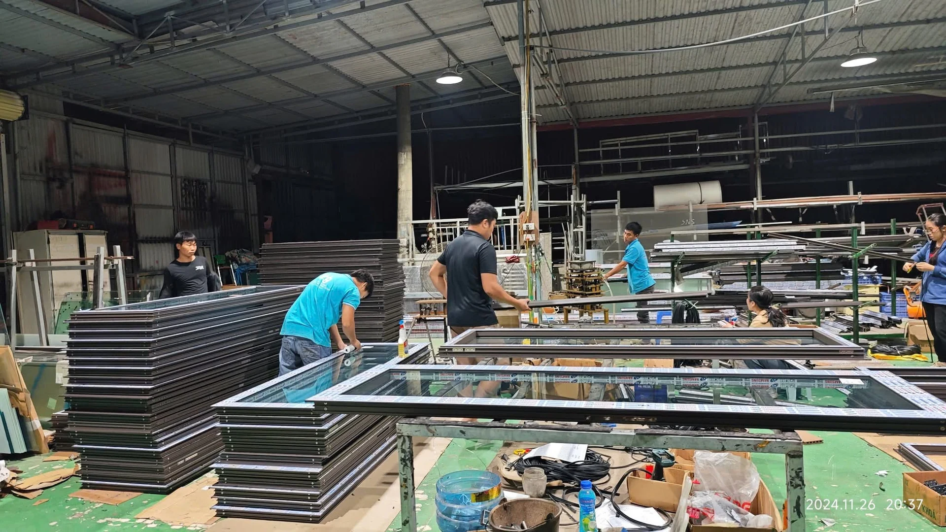 Quy trình sản xuất nhôm kính bằng máy CNC tại xưởng Hoàng Mai