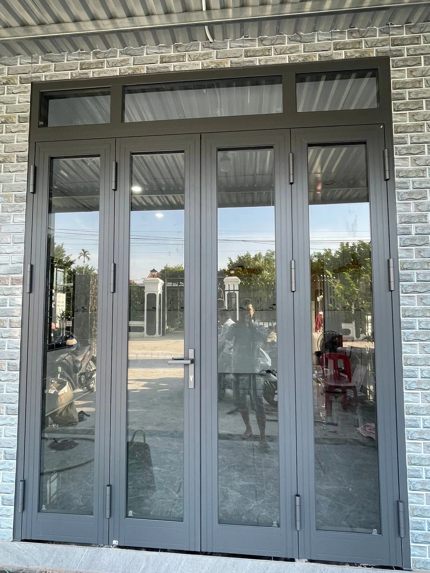 Báo Giá Cửa Nhôm Kính Tổng Hợp Tận Xưởng | Không Qua Trung Gian 4 Thi công cửa nhôm kính Xingfa nhập khẩu