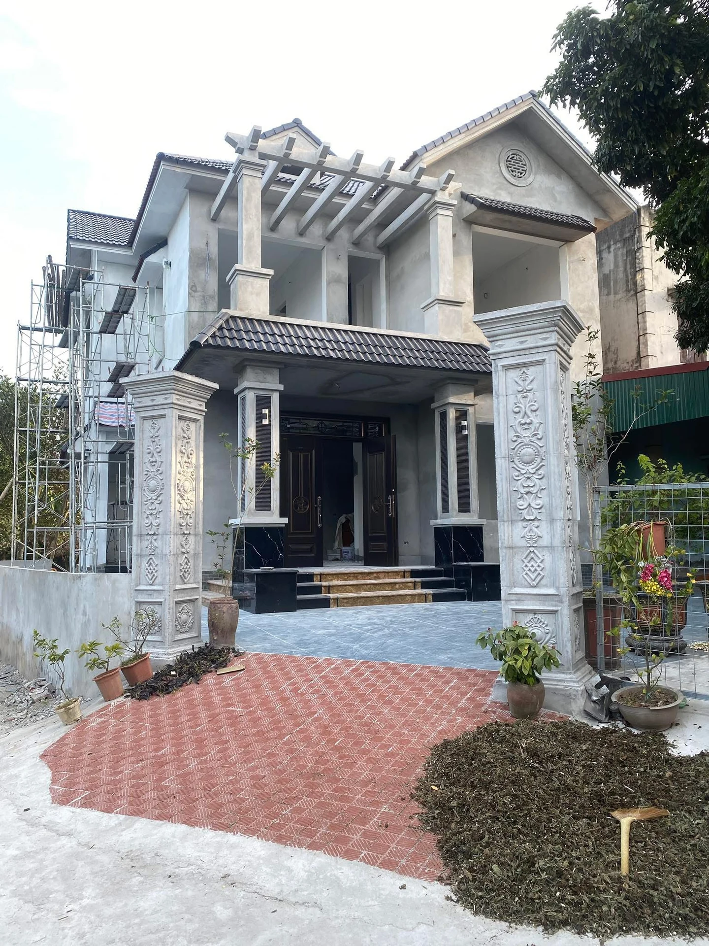 Thợ thi công lắp đặt cửa nhôm kính tại công trình Hà Nội
