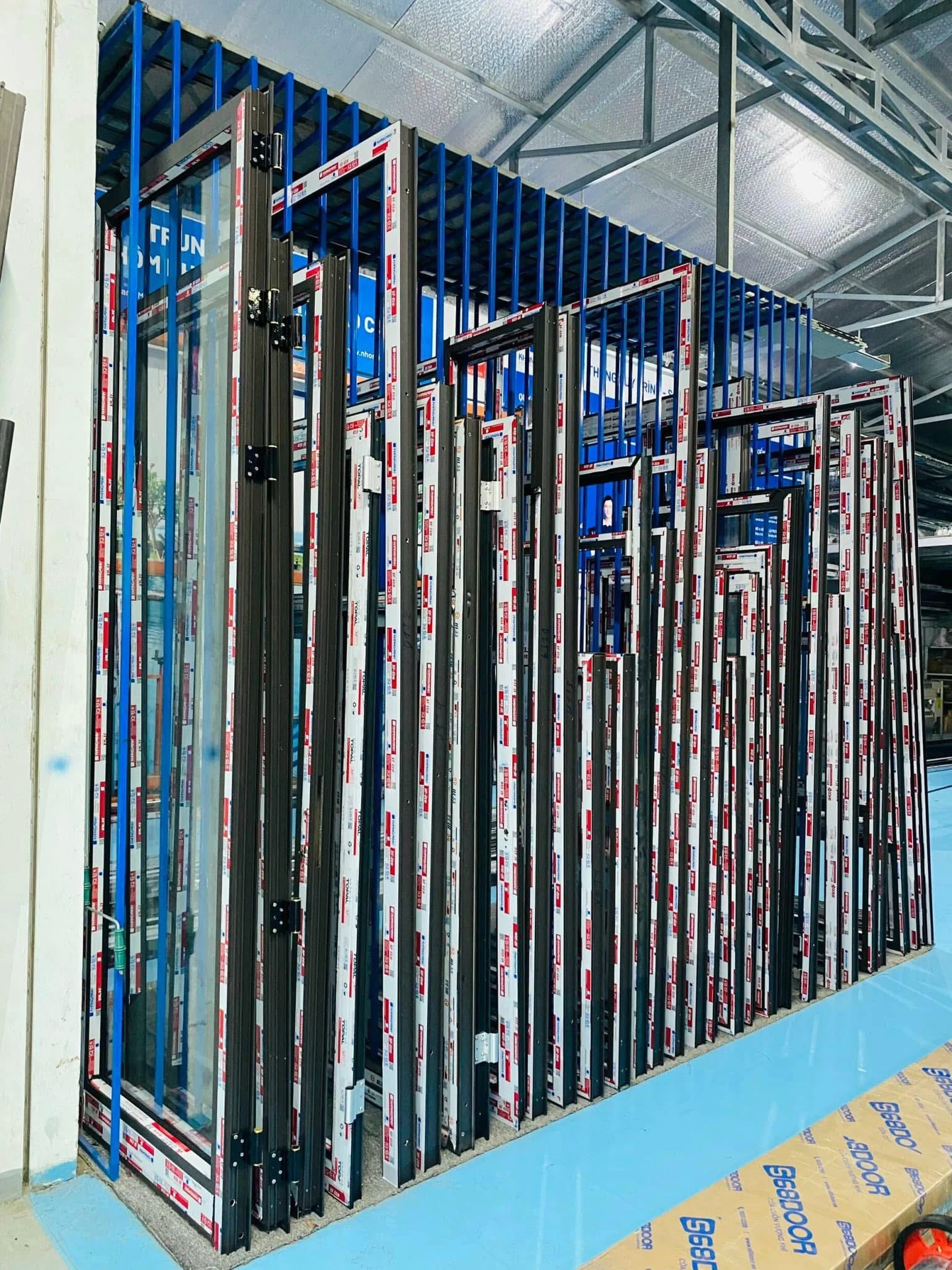 Hình ảnh xưởng sản xuất cửa nhôm thủy lực trực tiếp của An Phát Windoor