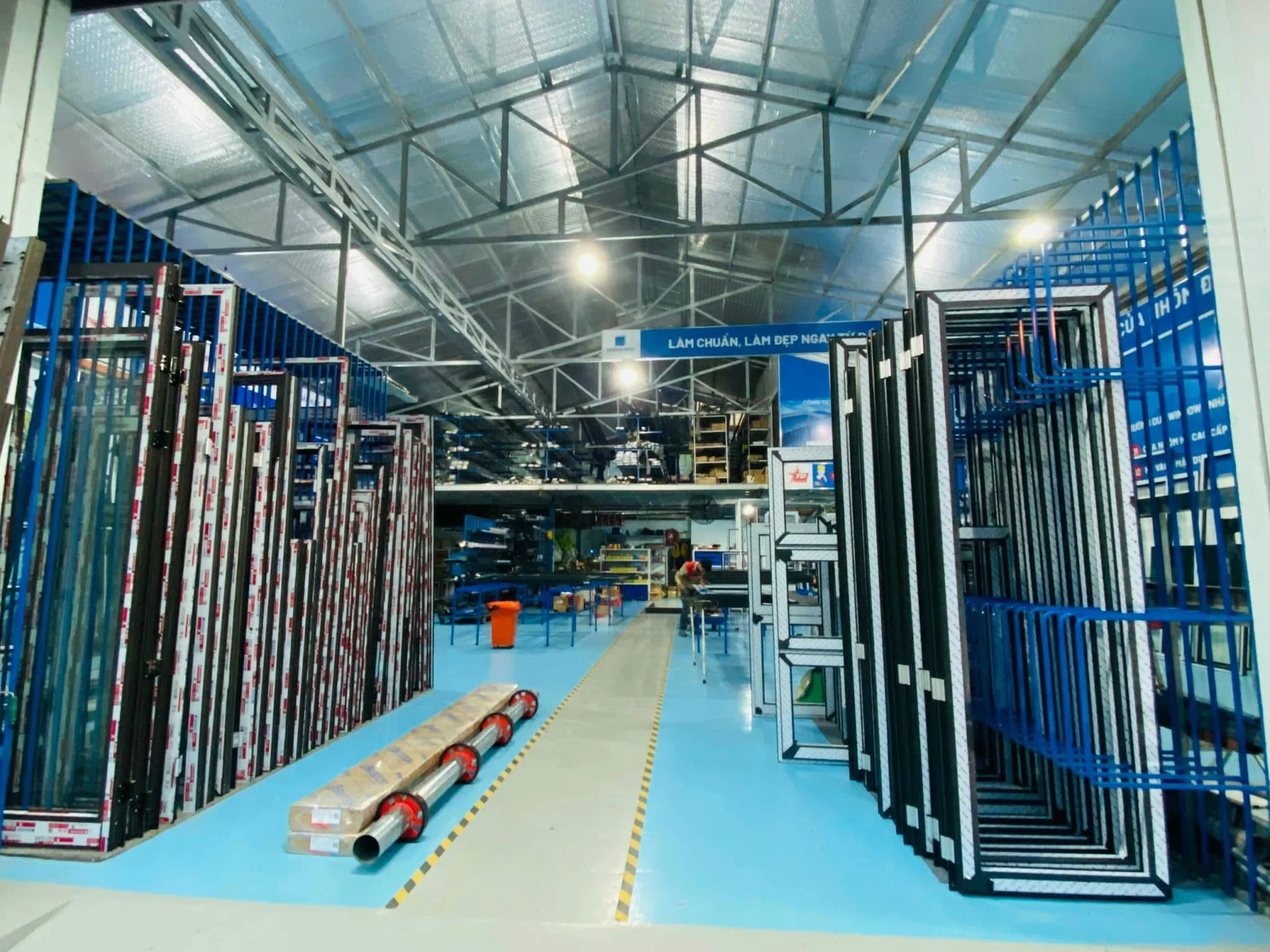 Xưởng sản xuất gia công cửa nhôm kính vân gỗ An Phát Windoor tại Hoàng Mai